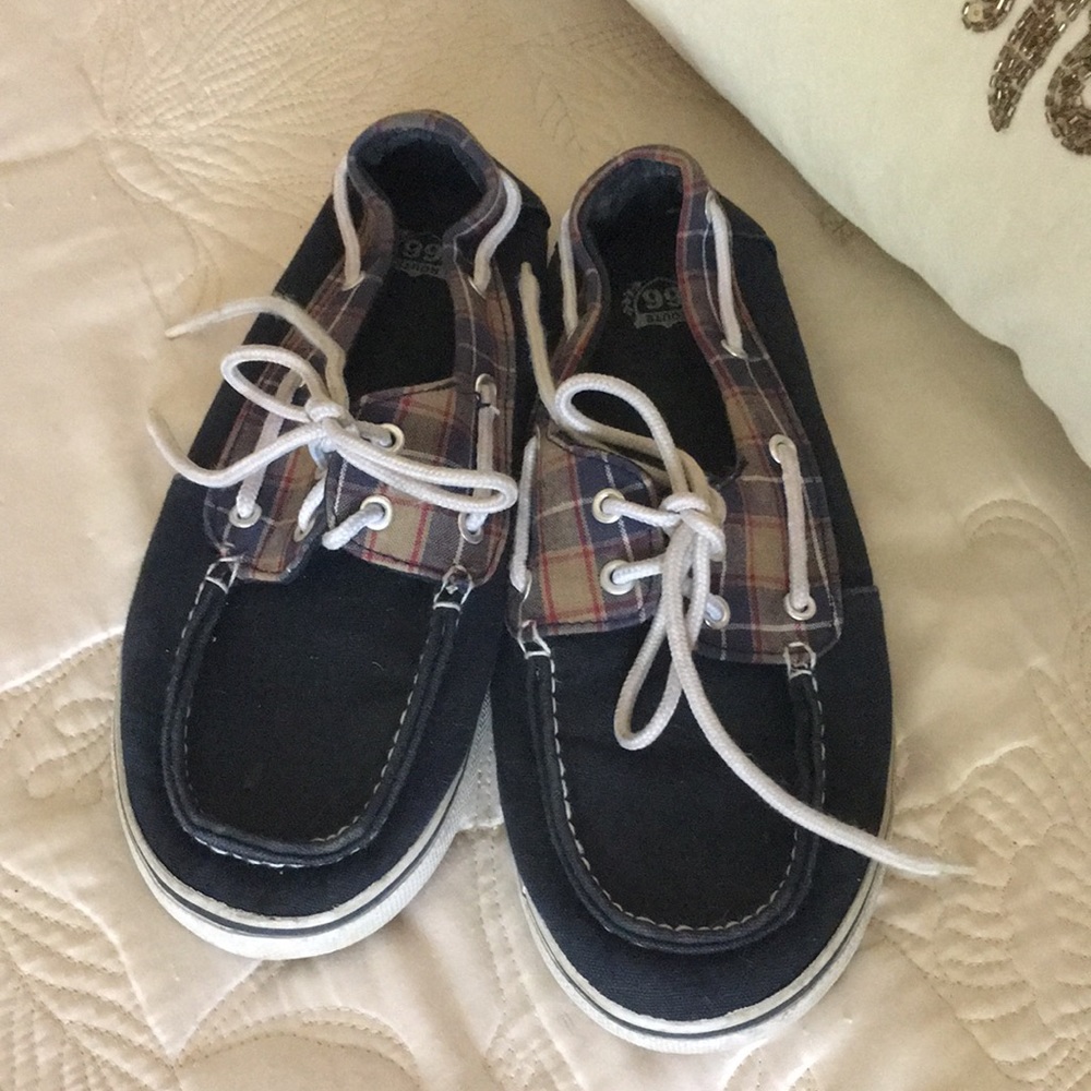 Boys size 4 shoes topsider style